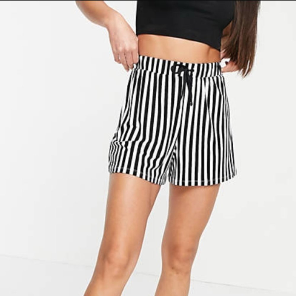 Asos Design Tall Women's Flippy Short in Mono Stripe - US 10